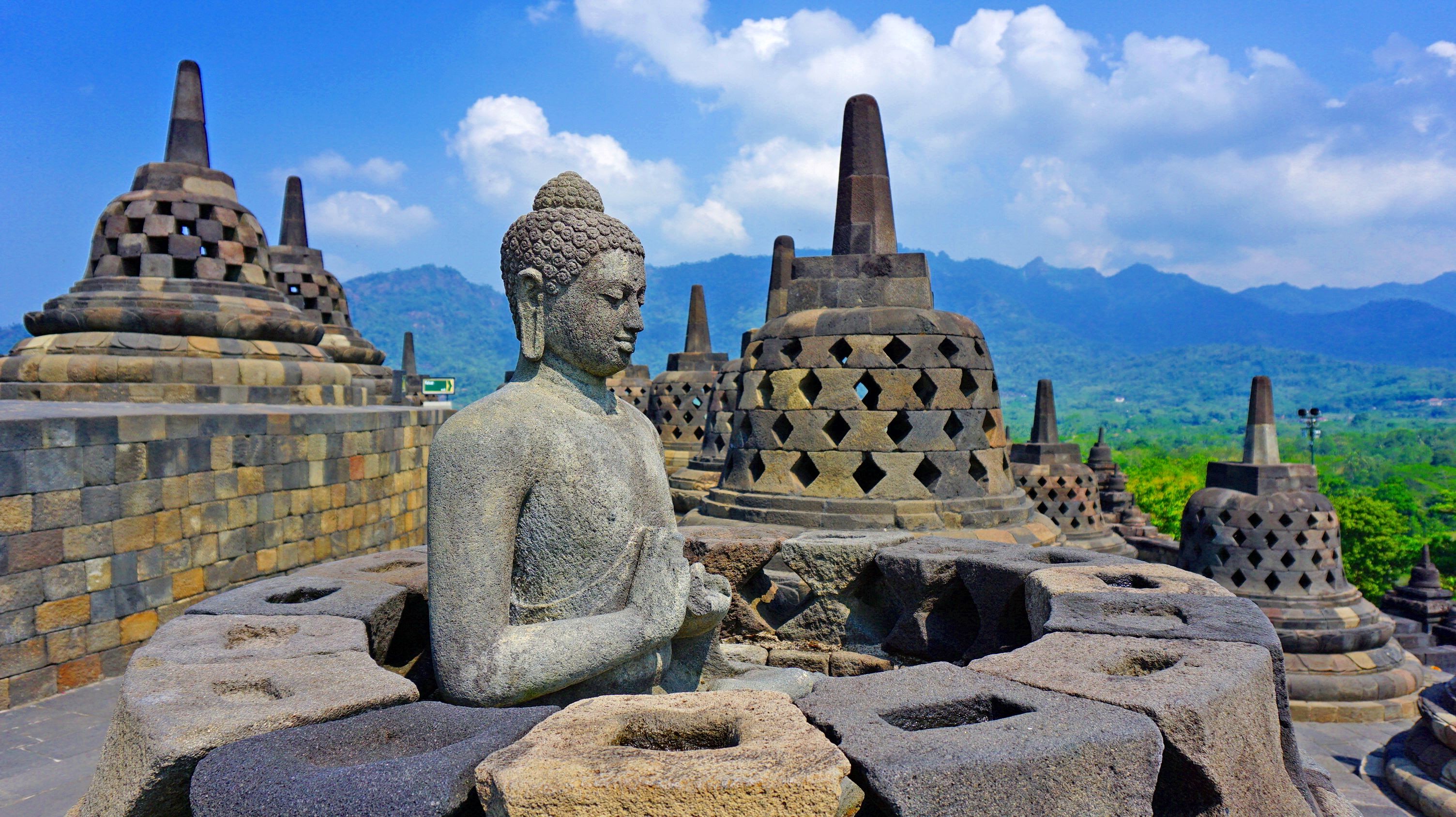 Photo of a sacred statue on the coast of Bali