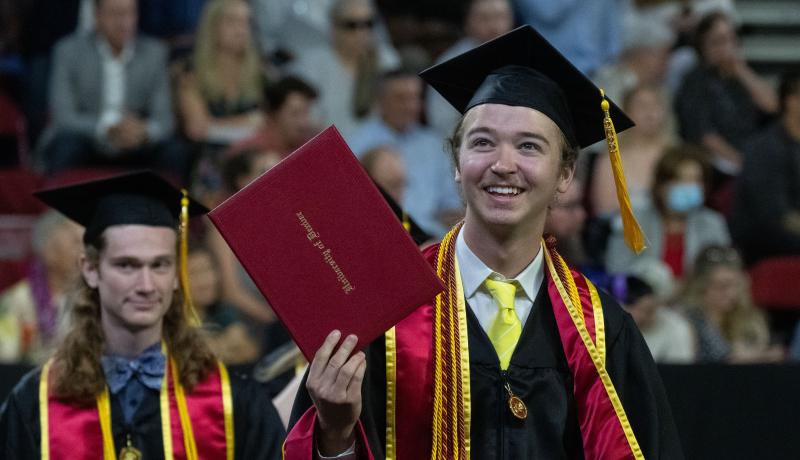 Two undergraduate graduates of DU at the 2022 commencement ceremony.